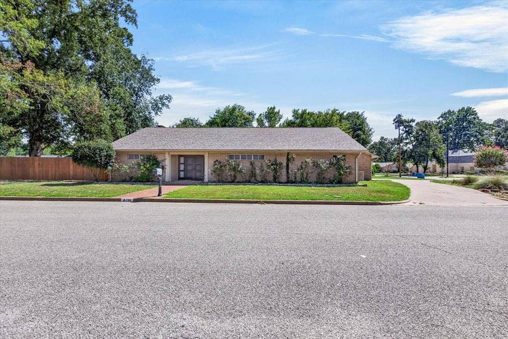 726 Mulberry Drive, Athens, TX 75751 726 Mulberry Drive, Athens, TX 75751