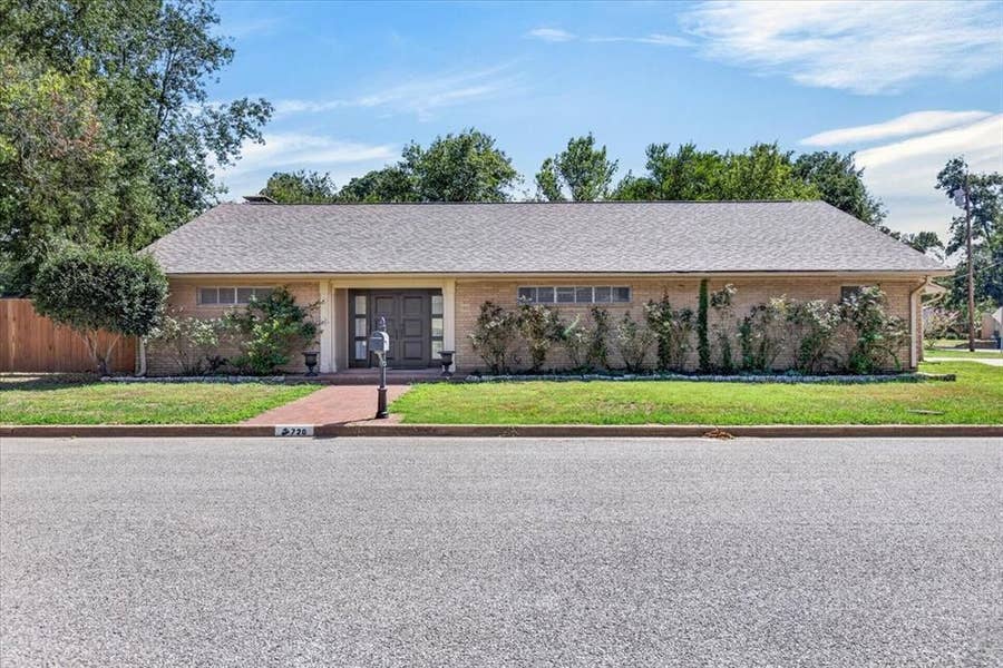 Property photo for 726 Mulberry Drive, Athens, TX