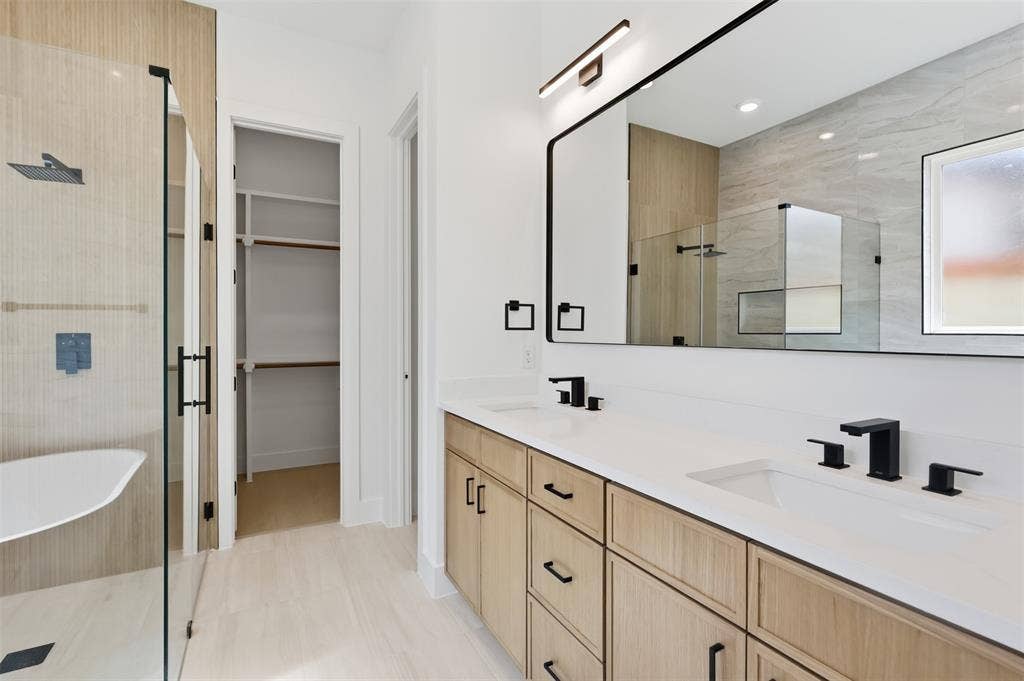1414 Doyle Avenue, Dallas, TX 75203 Dual vanity