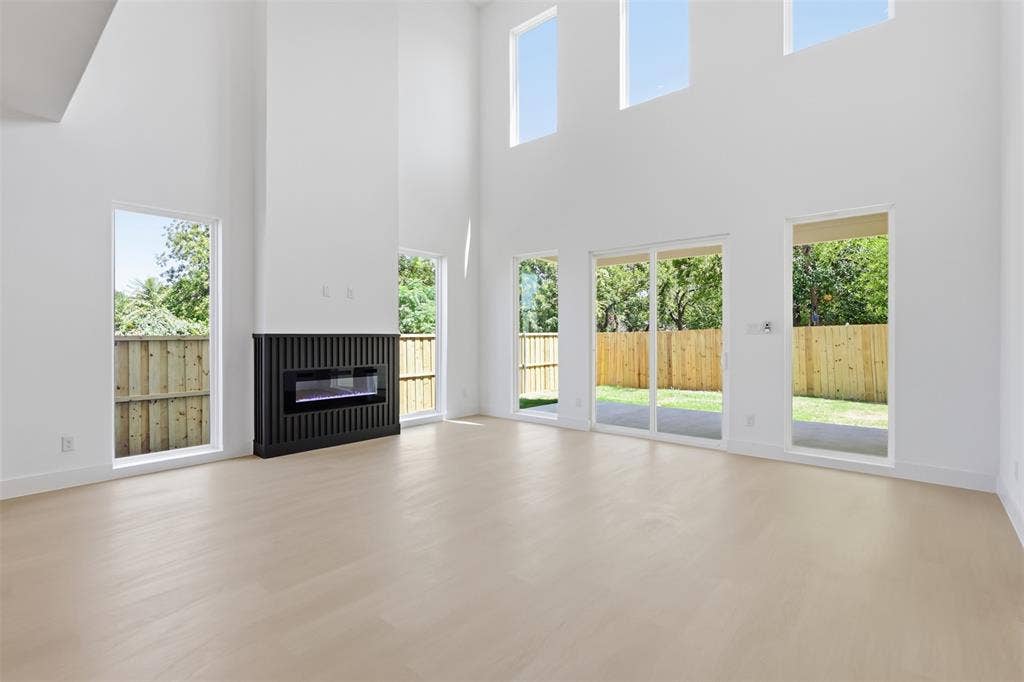 1414 Doyle Avenue, Dallas, TX 75203 Spacious Living area