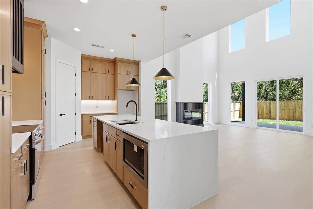 1414 Doyle Avenue, Dallas, TX 75203 Beautiful Kitchen Island