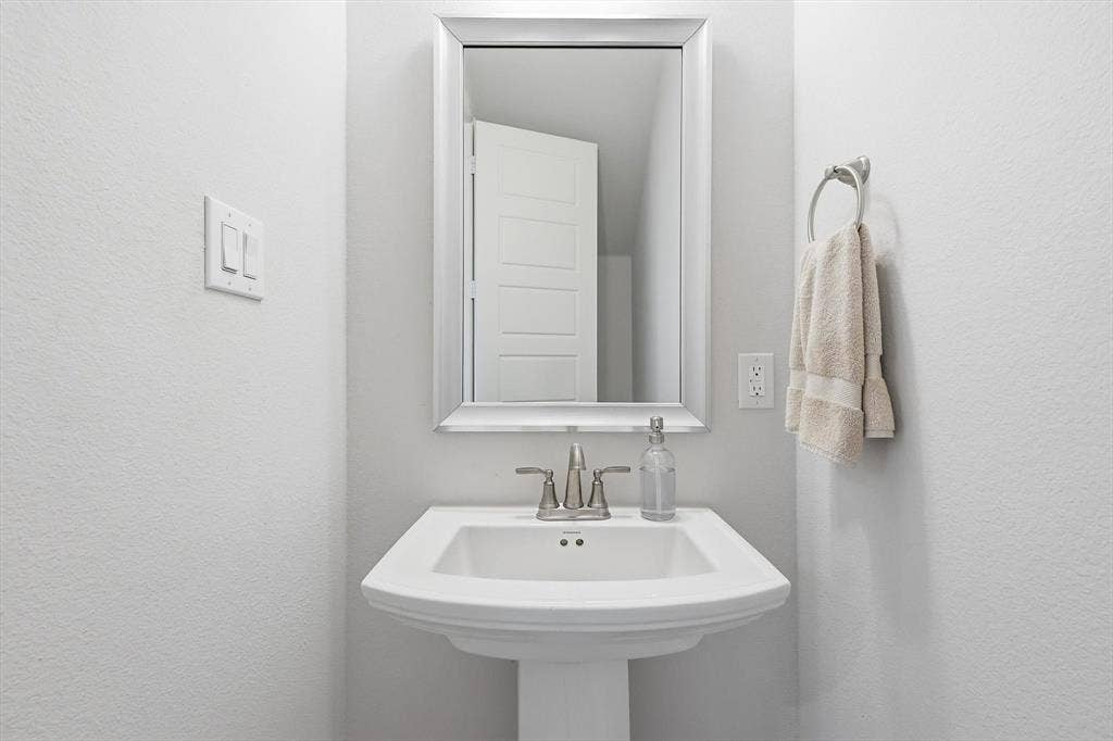 12952 Wymeth Drive, Farmers Branch, TX 75234 Downstairs half bath