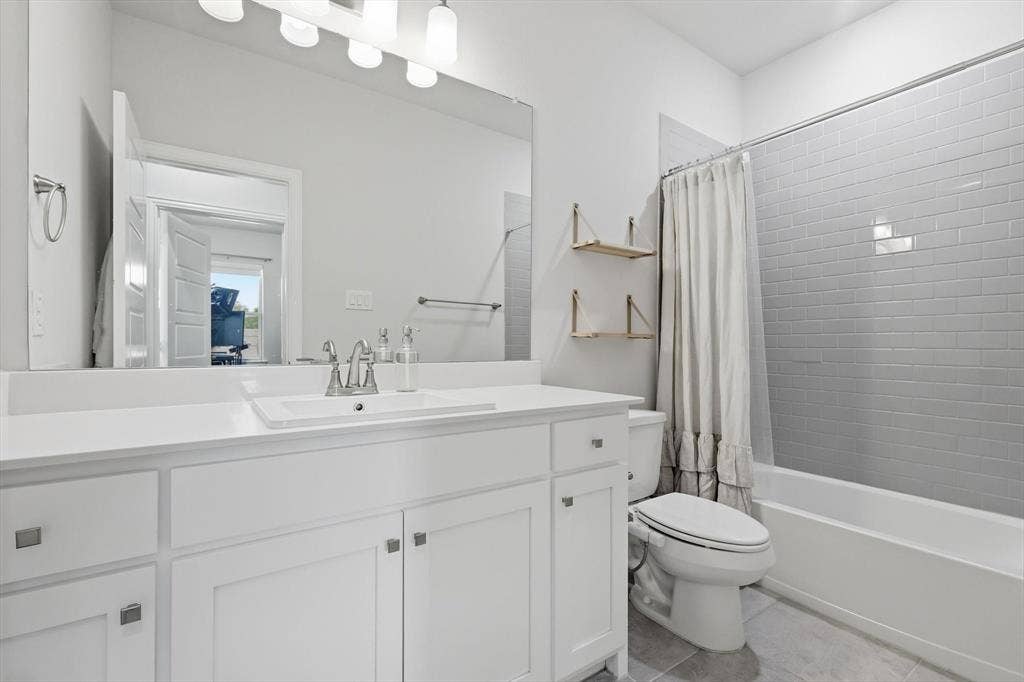 12952 Wymeth Drive, Farmers Branch, TX 75234 Upstairs secondary bathroom