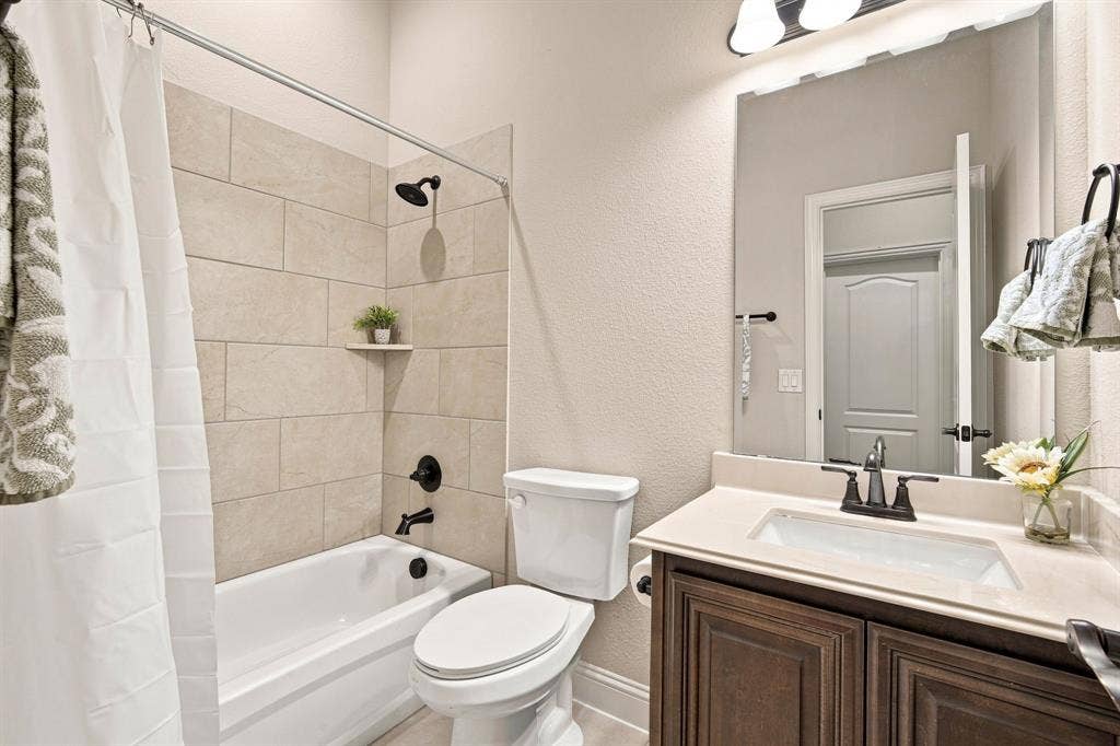 All the necessary comforts needed in a secondary bathroom