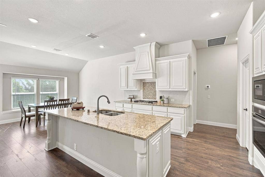 Enjoy the spacious workflow areas adjoining the dining area with abundant natural lighting and window seats