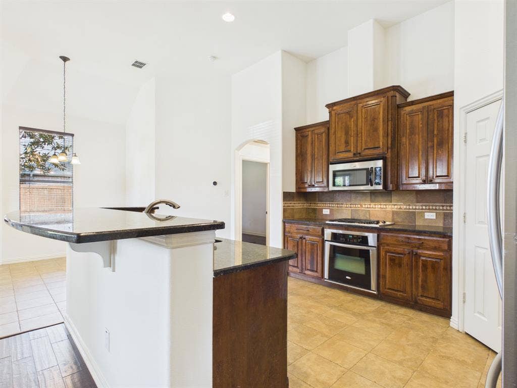 Well appointed kitchen with island and breakfast bar