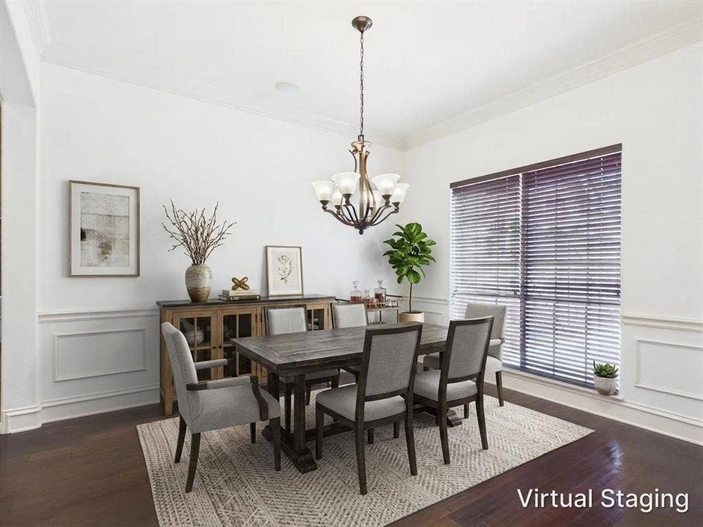 Spacious dining space, room for large furniture