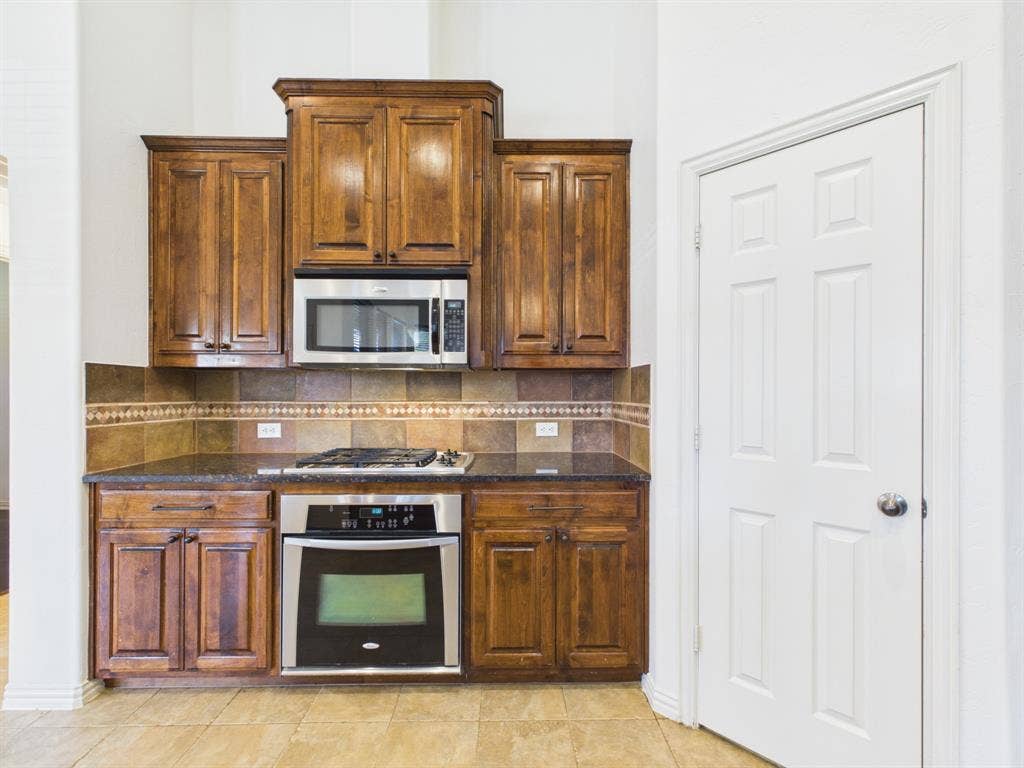 Gas Cooktop & Walk in pantry