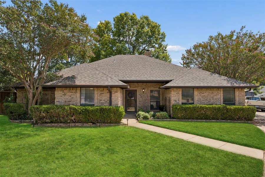 Property photo for 902 Briarcliff Court, Arlington, TX