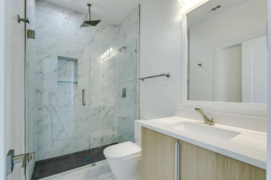 708 W 9th Street, #103, Dallas, TX 75208 4th Floor Bath