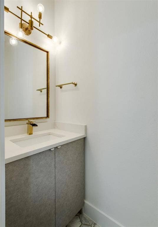 708 W 9th Street, #103, Dallas, TX 75208 Guest Bath 2nd Floor