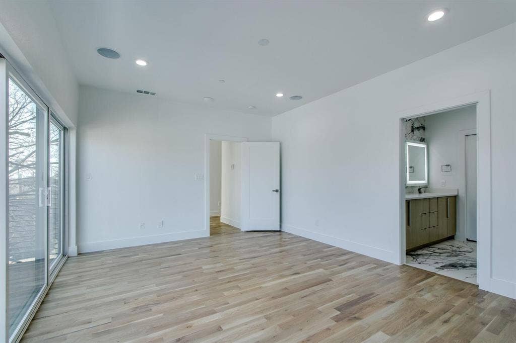708 W 9th Street, #103, Dallas, TX 75208 Primary Suite