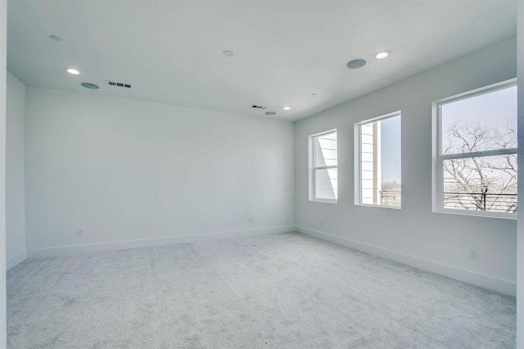 708 W 9th Street, #103, Dallas, TX 75208 4th Floor Room