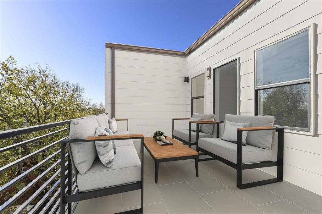708 W 9th Street, #103, Dallas, TX 75208 Rooftop Deck Virtually Staged