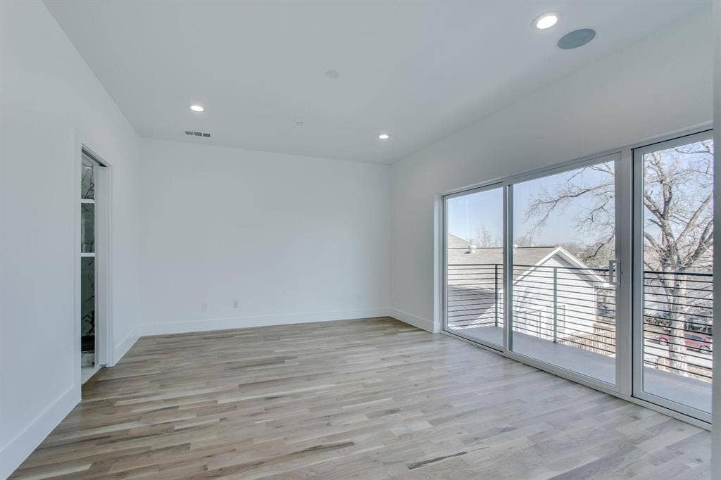 708 W 9th Street, #103, Dallas, TX 75208 Primary Suite