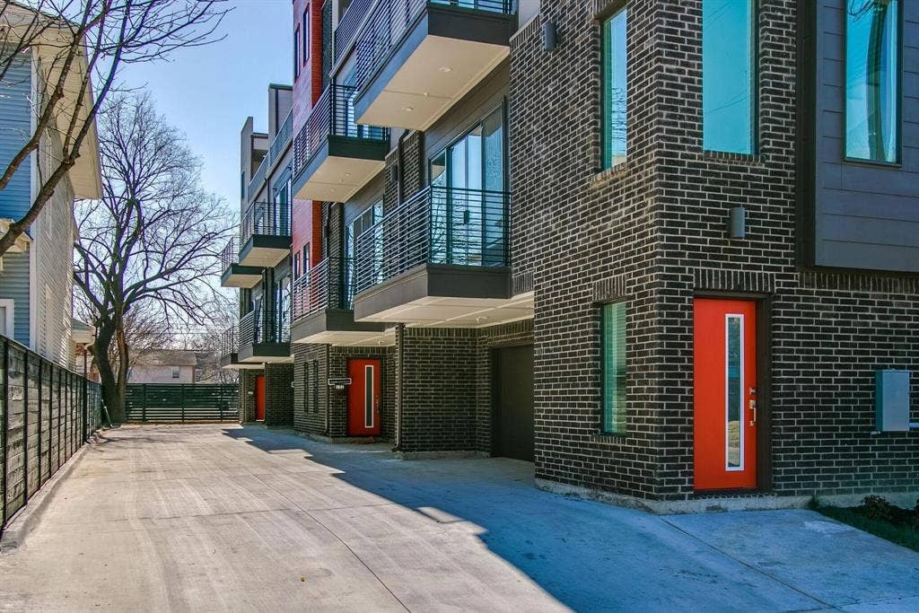 708 W 9th Street, #103, Dallas, TX 75208 WELCOME!