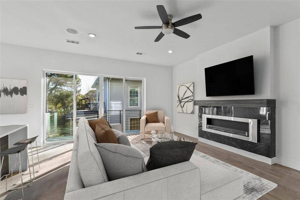 708 W 9th Street, #103, Dallas, TX 75208 Virtually Staged Living