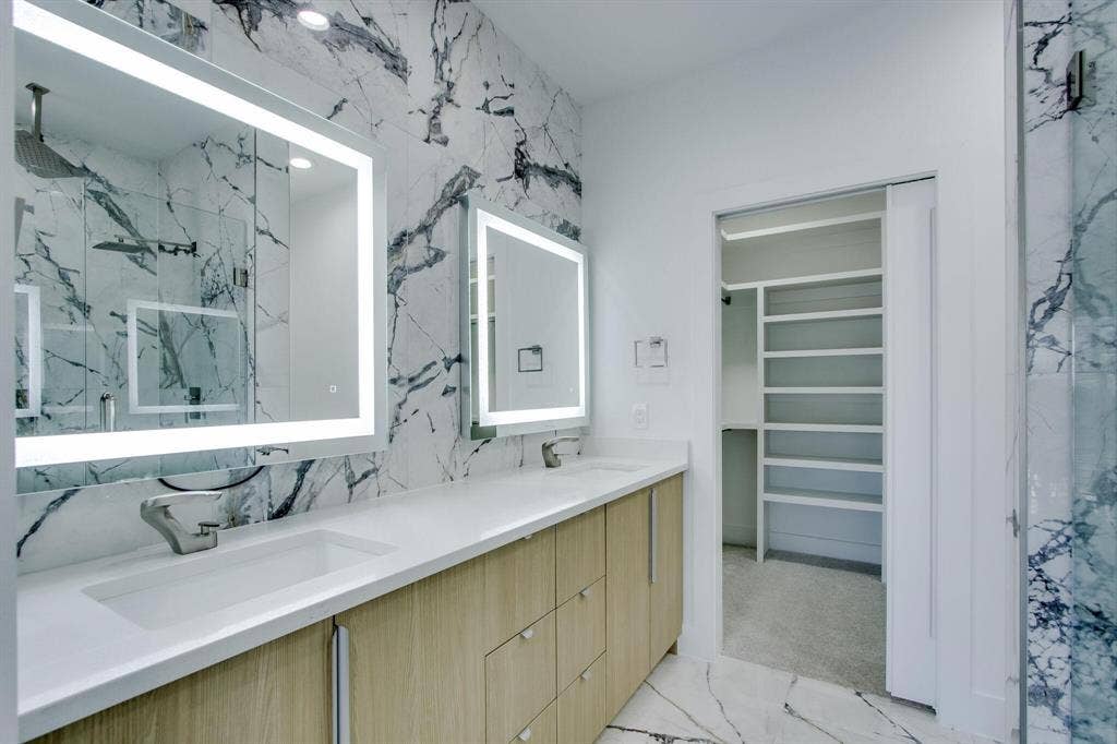 708 W 9th Street, #103, Dallas, TX 75208 Primary Bath