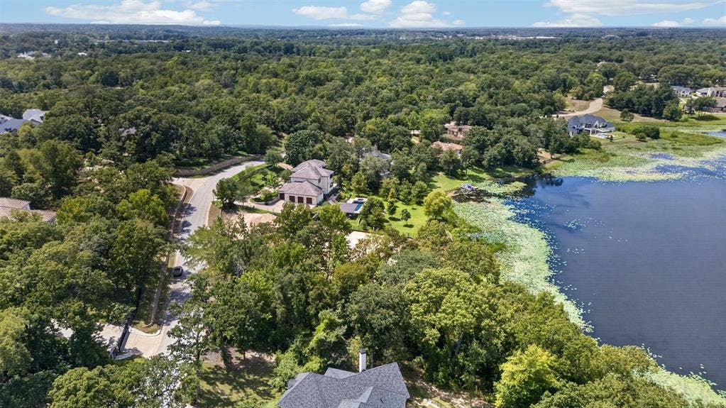 4513 Cascades Shoreline Drive, Tyler, TX 75709 Expansive treed landscape featuring a lake, residential properties, and a winding road