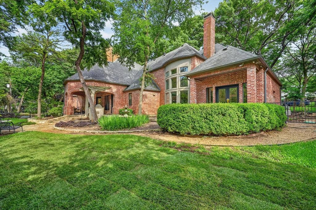 731 Creekwood Drive N, Fairview, TX 75069 Side of the yard has more grass space!