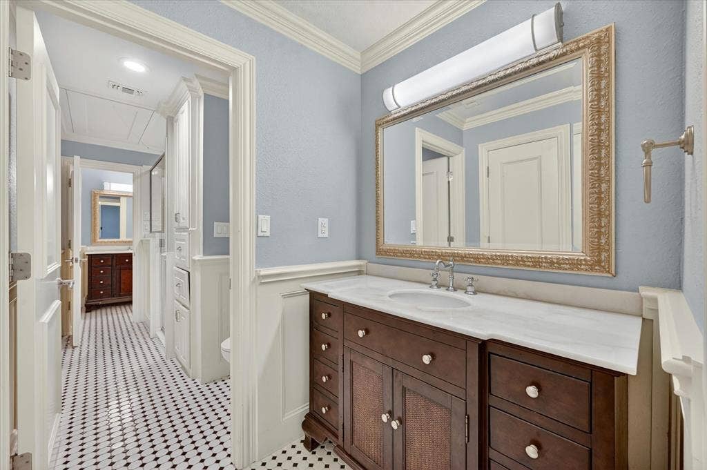 731 Creekwood Drive N, Fairview, TX 75069 Jack and Jill Bathroom