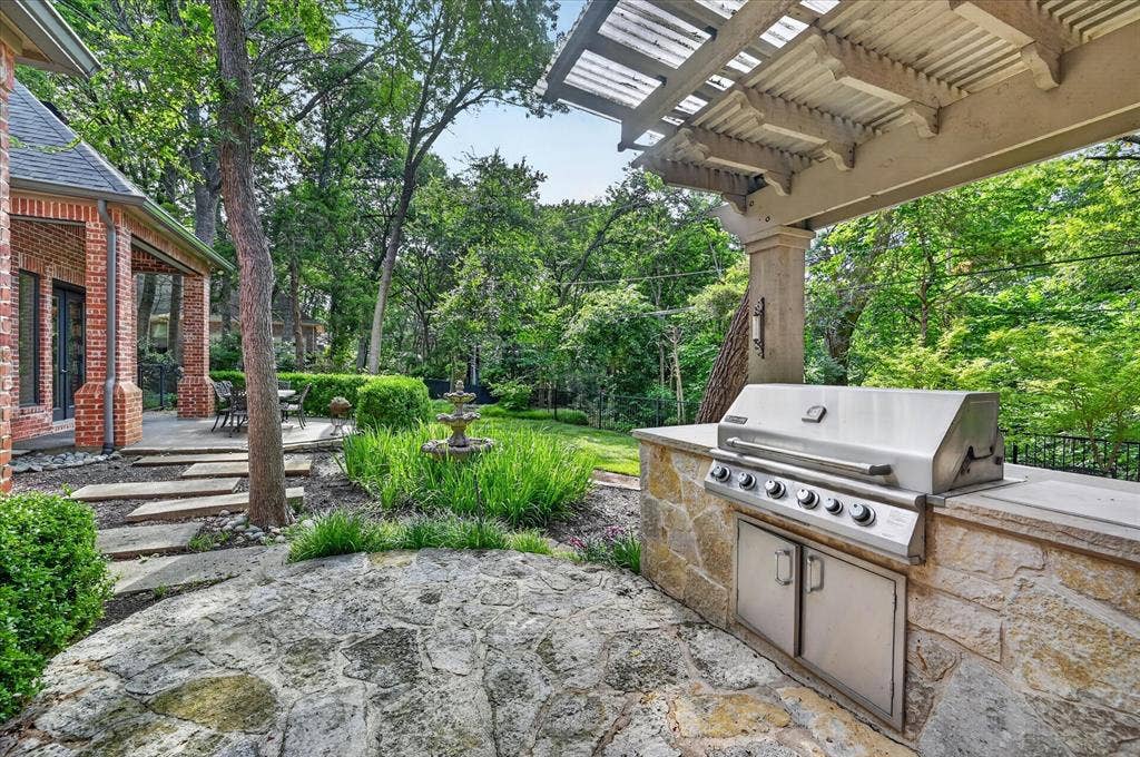 731 Creekwood Drive N, Fairview, TX 75069 Built-in grill off the kitchen.