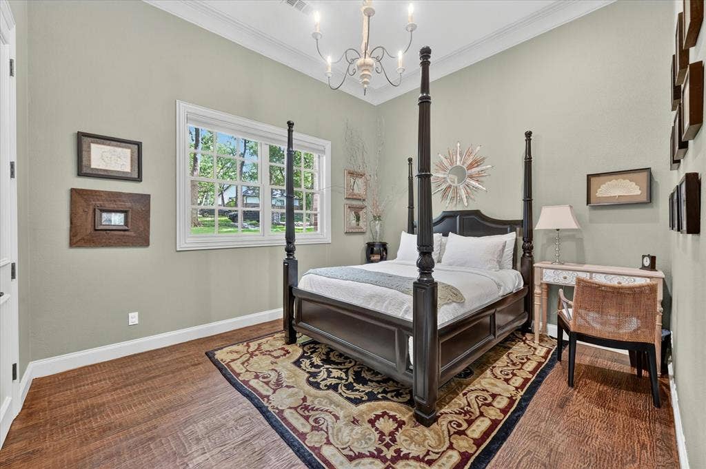 731 Creekwood Drive N, Fairview, TX 75069 Downstairs bedroom with adjacent full bathroom