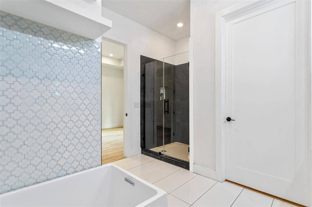 Floor-mounted soaking tub with an arabesque tile surround