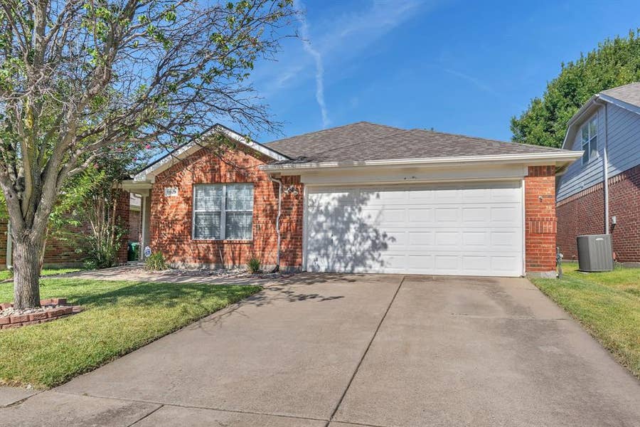 Property photo for 11829 Gold Creek Drive E, Fort Worth, TX