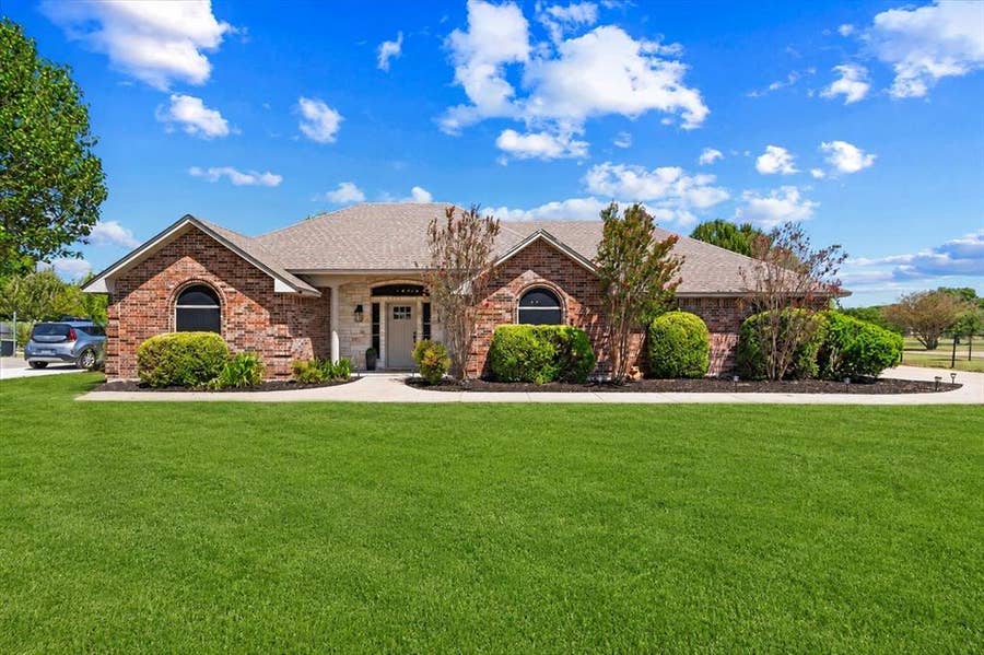 Property photo for 833 Shady Brook Lane, Red Oak, TX