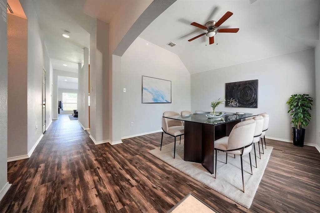 Vaulted ceiling with a ceiling fan, wood-finish flooring, and recessed lighting