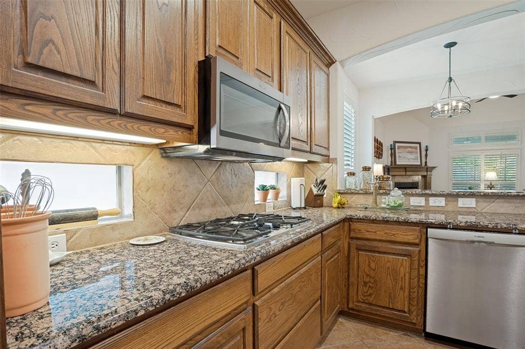 705 Mustang Drive, Fairview, TX 75069 Gas cook-top with side windows - great natural light!