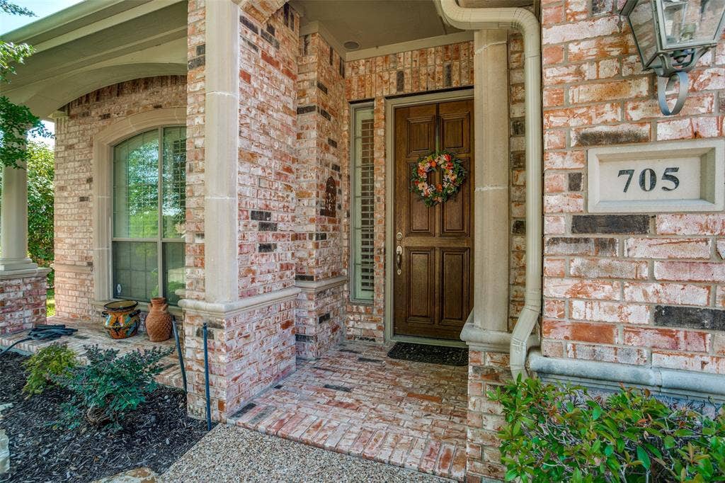 705 Mustang Drive, Fairview, TX 75069 Welcoming and inviting!