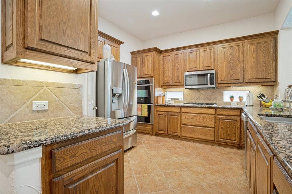 705 Mustang Drive, Fairview, TX 75069 Lots of cabinet space!