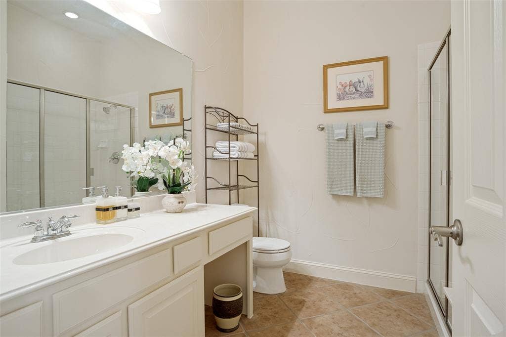 705 Mustang Drive, Fairview, TX 75069 Hall bathroom