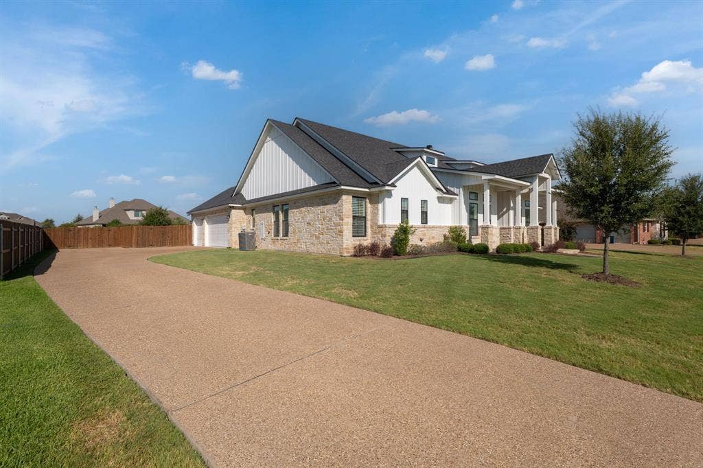 612 Sienna Bend Trail, McGregor, TX 76657