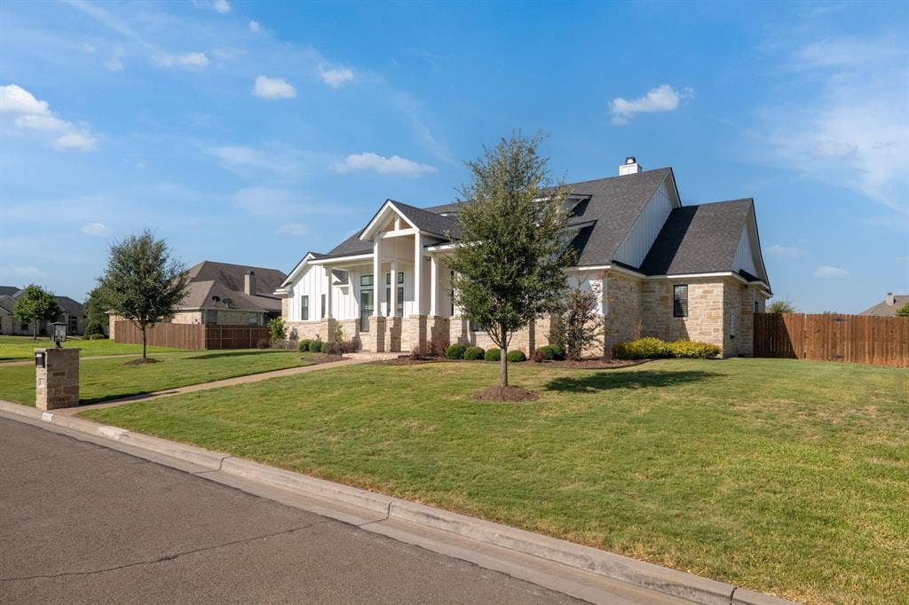 612 Sienna Bend Trail, McGregor, TX 76657