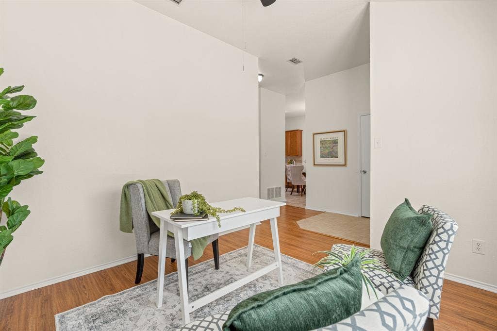 Formal dining, office space or enclose for a 4th bedroom.