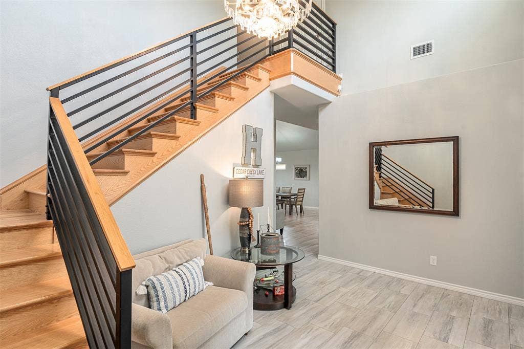 109 Briarwood Drive, Gun Barrel City, TX 75156 Front Entry and Stairwell