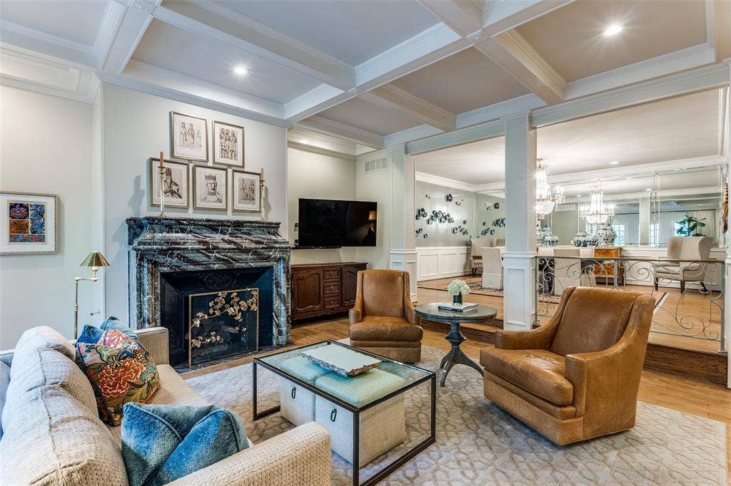 17316 Club Hill Lane, Dallas, TX 75248 Open Family room with ample room for living and entertaining.