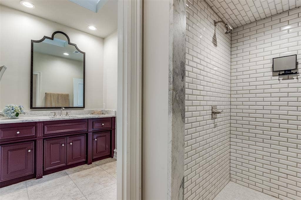17316 Club Hill Lane, Dallas, TX 75248 The 2nd primary en-suite bathroom with decorative mirror, tiled shower, toilet room and spacious walk in closet.