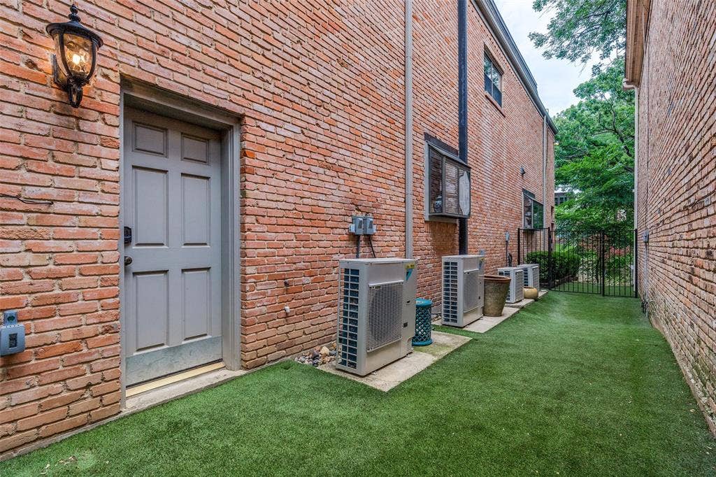 17316 Club Hill Lane, Dallas, TX 75248 Turfed side yard off garage perfect for pets