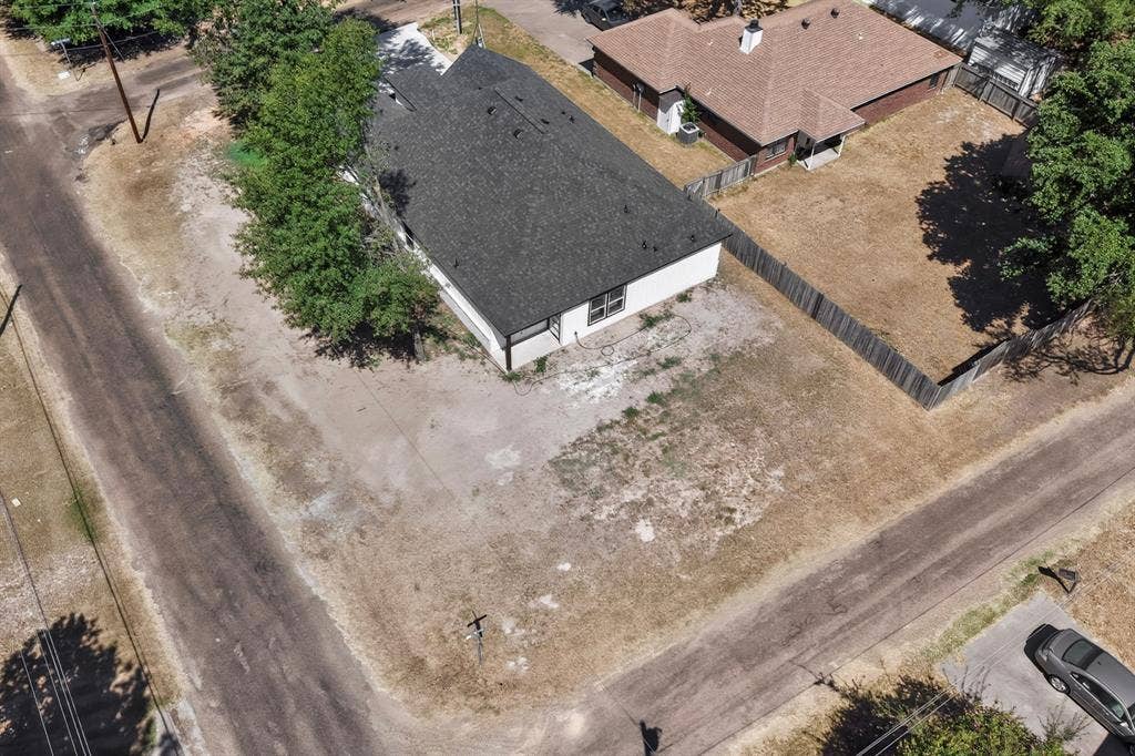 102 Redondo Drive, Gun Barrel City, TX 75156 Single-story residence with a dark shingle roof, light-colored exterior siding, and a fenced perimeter