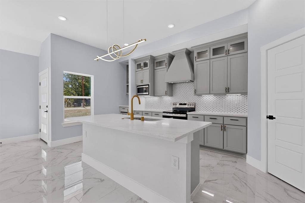 102 Redondo Drive, Gun Barrel City, TX 75156 Kitchen featuring a central island with a countertop, gray cabinetry, stainless steel appliances, a honeycomb tile backsplash, and a modern light fixture