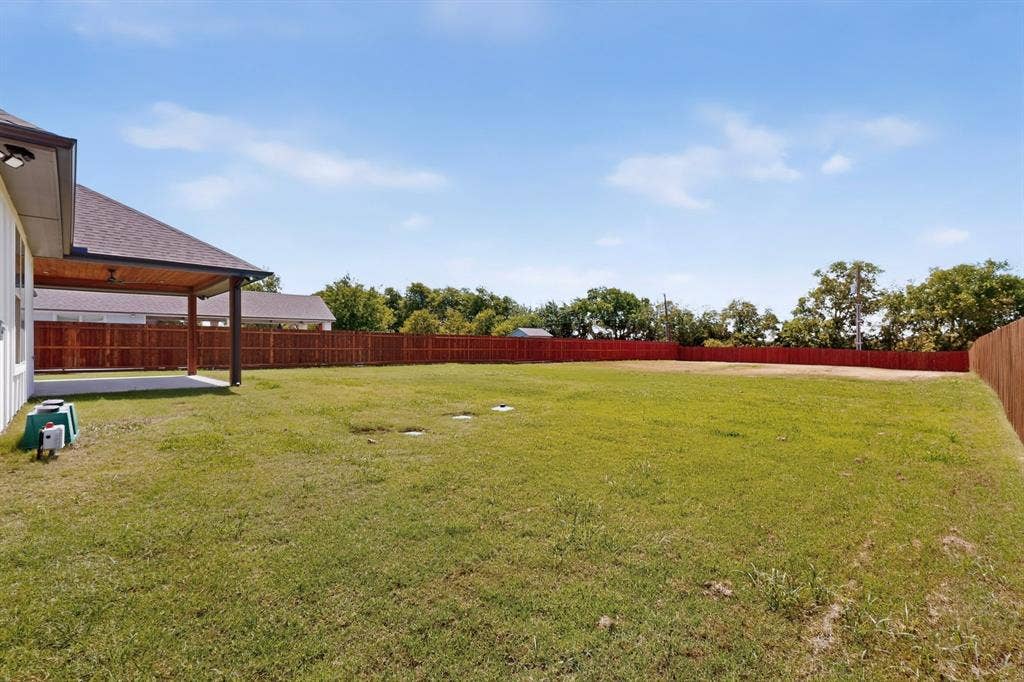 1672 Brookview Drive, Lancaster, TX 75146 Expansive grass lawn with a wood privacy fence