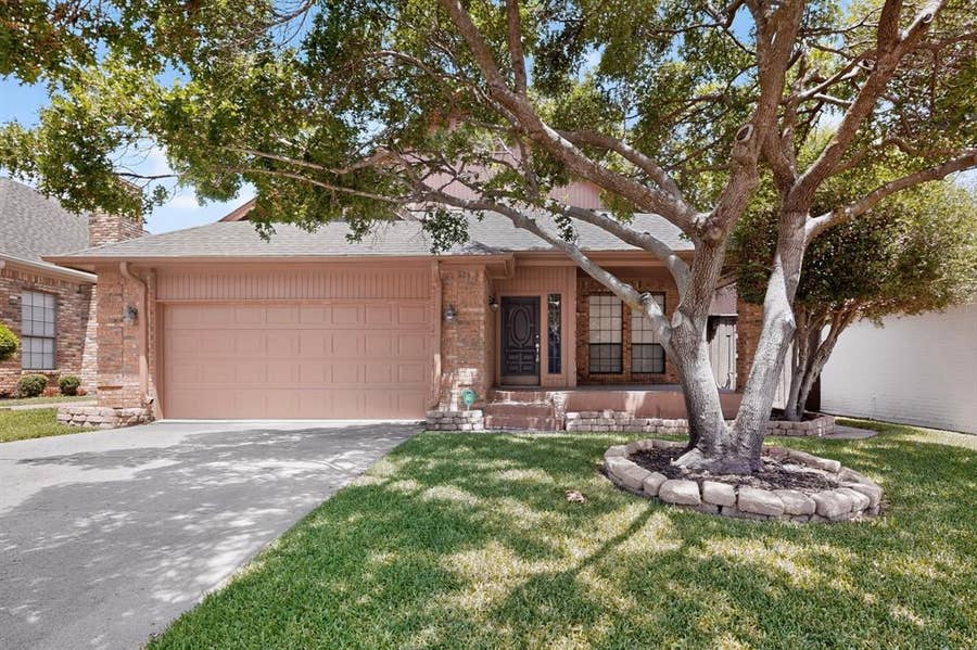 Property photo for 1216 Olde Towne Drive, Irving, TX