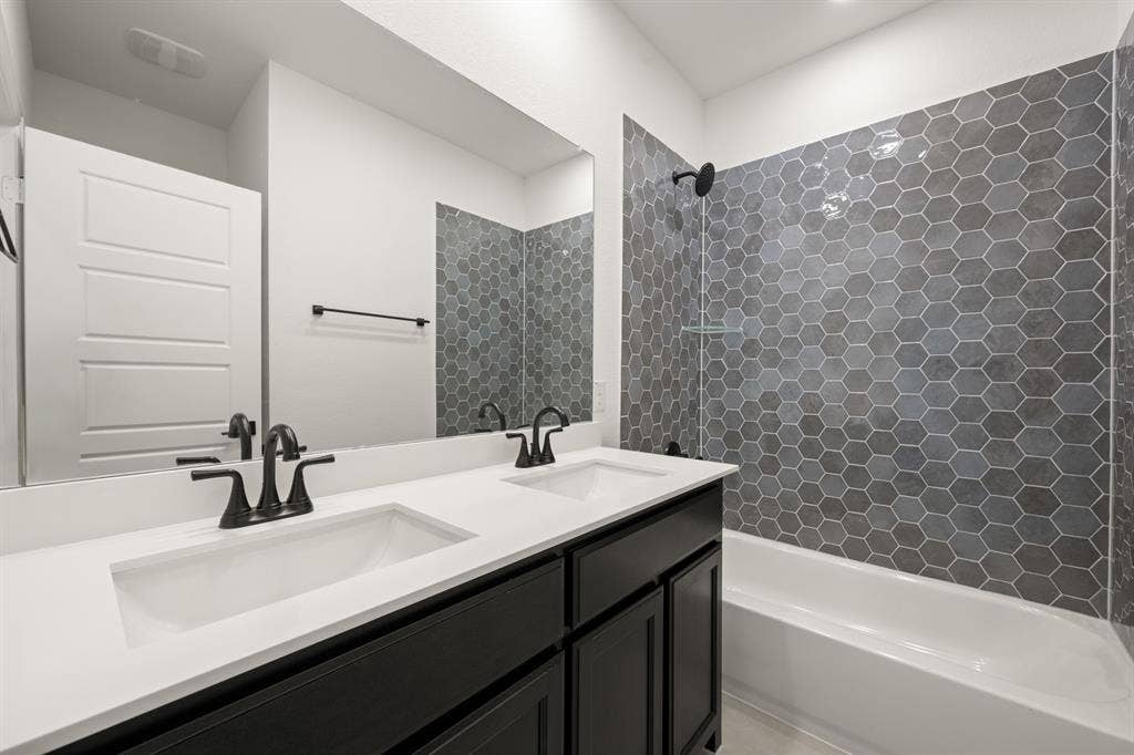 967 Richard Pittmon Drive, DeSoto, TX 75115 967 Richard Pittmon- Bathroom-1