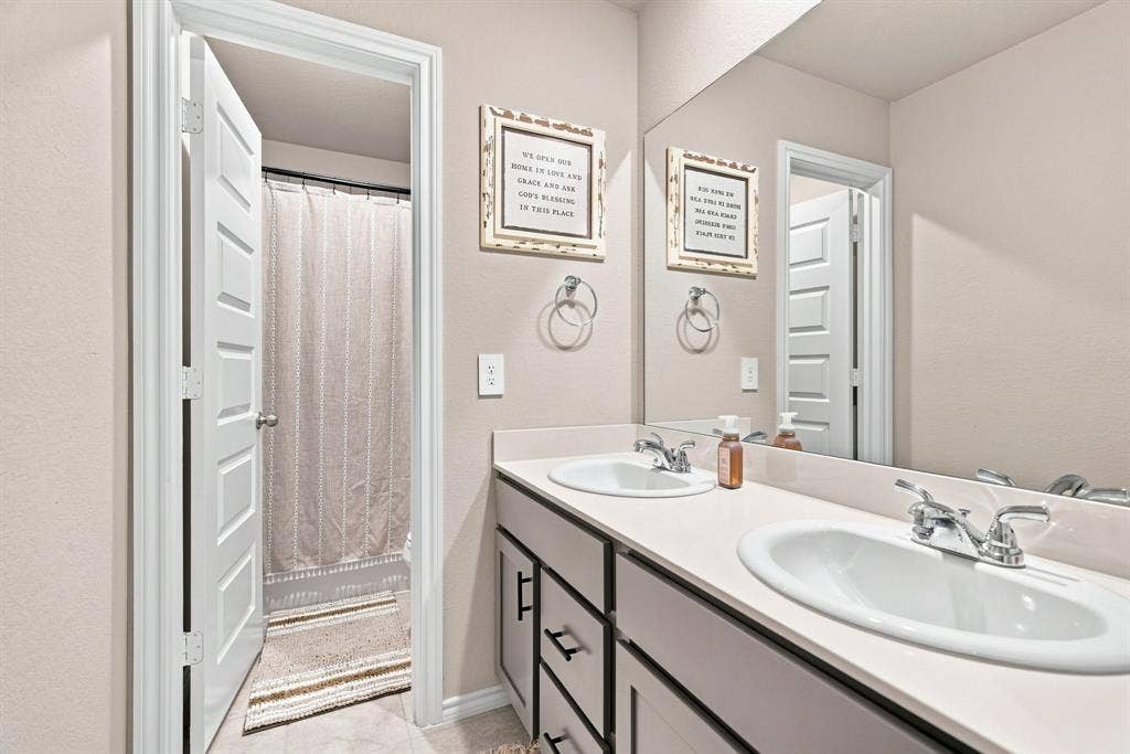 2245 Bellatrix Drive, Haslet, TX 76052 Upstairs full bath