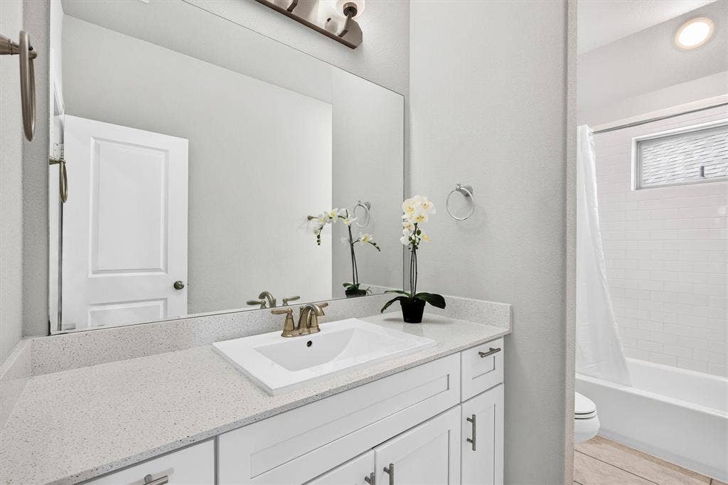 8226 Natchez Trail, Dallas, TX 75252 2nd bathroom upstair