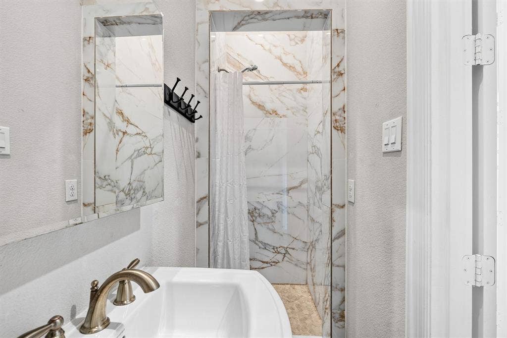 8226 Natchez Trail, Dallas, TX 75252 Full bathroom downstair